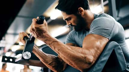 Mit diesen Übungen trainierst du deine Arme effektiv im Fitnessstudio!