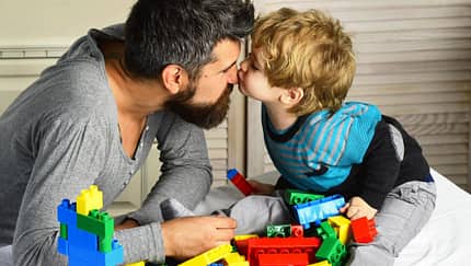Vater und Sohn spielen mit Bauklötzen
