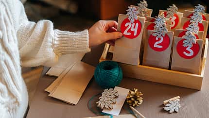Das sind die schönsten Adventskalender 2024 für deine Partnerin.