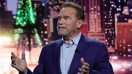 Arnold Schwarzenegger spricht auf der Kamera auf der CES Trade Show