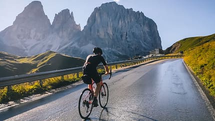 Radfahrer fährt eine Straße in den Bergen