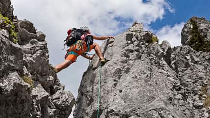 Bergsteiger klettert in den Bergen