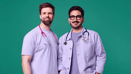 Dr. Nibras Naami und Dr. Florian Babor vom Kindermedizin-Podcast "Hand, Fuß, Mund" 