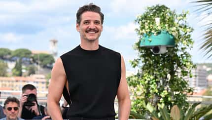 Pedro Pascal in einem schwarzen ärmelfreien Top auf dem Cannes Film Festival