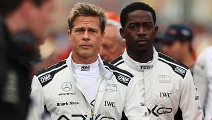 Brad Pitt, Star des kommenden Formel-1-Films „Apex“, und Damson Idris, Co-Star des kommenden Formel-1-Films „Apex“, betreten die Startaufstellung während des F1 Grand Prix von Großbritannien auf dem Silverstone Circuit am 09. Juli 2023 in Northampton, England.