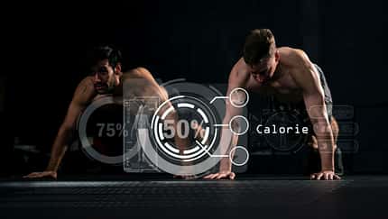Zwei männliche Sportler machen Push Ups