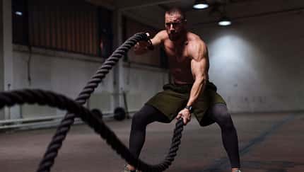 Ein Mann trainiert mit Battle Ropes