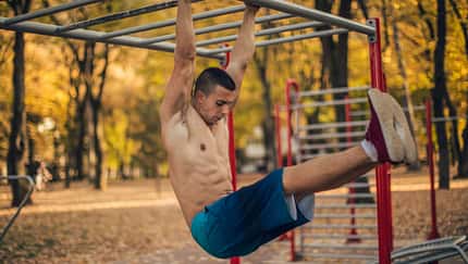 Ein Mann macht Fitnessübungen im Park