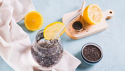 Wasserglas mit Chiasamen und Zitrone