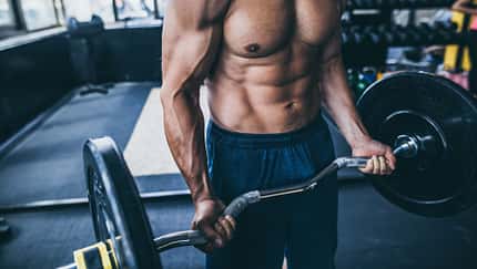 Ein muskulöser Mann trainiert seine Arme