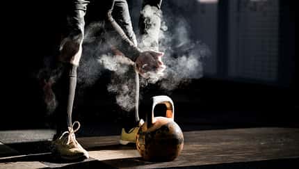Ein Mann beim Training mit einer Kettlebell