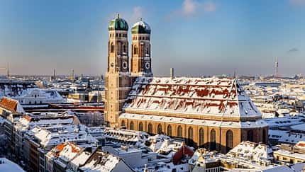Eine Kathedrale in München bei Schnee