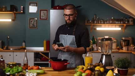 Ein Mann kocht gesund in der Küche