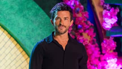 Jonathan Bailey lächelt in die Kamera auf dem Roten Teppich für "Wicked" Jonathan Bailey lächelt in die Kamera auf dem Roten Teppich für "Wicked"