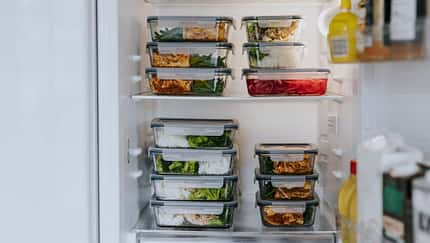 Kühlschrank mit vielen Brotboxen