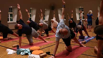 Männer machen Yoga