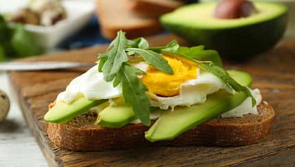 Spiegelei auf Avocado-Brot