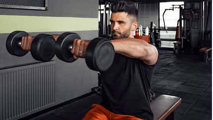 Dumbbell Front Raises richtig machen: Schultertraining Dumbbell Front Raises richtig machen: Schultertraining