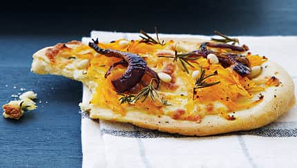 KÃ¼rbispizza mit Feta und Pinienkernen