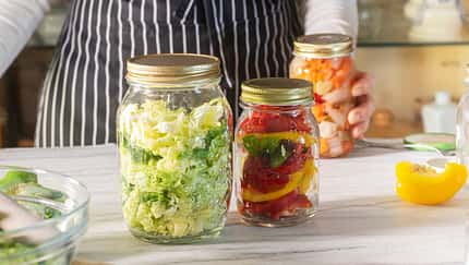 Frisches Gemüse in Einmachgläsern auf der Küchenzeile