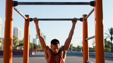 Klimmzüge und Oberkörper-Balance trainieren