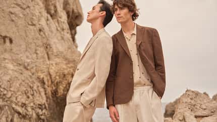 Zwei männliche Models in der bugatti Kollektion Frühjahr/Sommer 2026