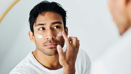 Männerhaut im Frühling: Warum sie jetzt anders gepflegt werden muss