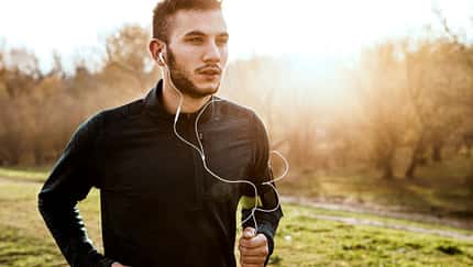 Ein Mann joggt im Frühling