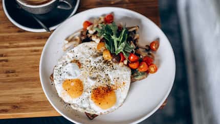 Ein Teller mit proteinreichem Essen wie Bohnen und Spiegelei
