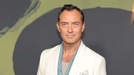 Jude Law im weißen Anzug auf der Premiere für "Black Rabbit"