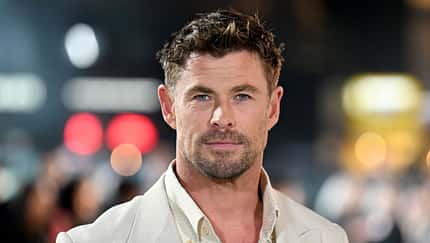 Nahaufnahme von Chris Hemsworth wie er in die Kamera lächelt