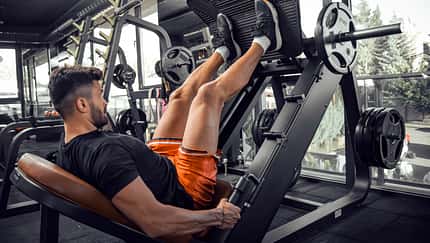 Beinpresse vs. Kniebeuge. Was ist das besser? Beinpresse vs. Kniebeuge. Was ist das besser?
