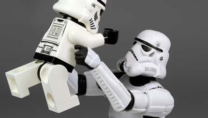 Ein Stormtrooper von Star Wars hält einen Baby-Stormtrooper in den Armen