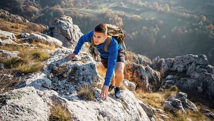 Ein Mann geht Bergsteigen im Gebirge Ein Mann geht Bergsteigen im Gebirge