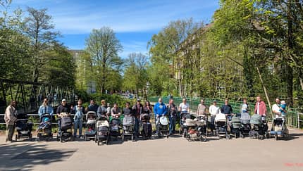 Gruppenfoto: viele Männer mit Kinderwagen Gruppenfoto: viele Männer mit Kinderwagen