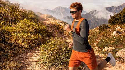 Mann joggt in der Natur und trägt eine HUAWEI WATCH FIT 5 Pro am Handgelenk