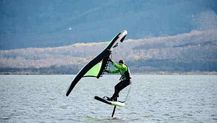 Ein Wassersportler beim Wingfoilen