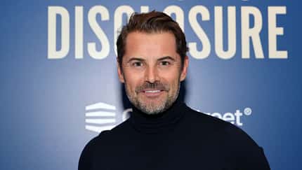 Daniel Macpherson lächelt in die Kamera, New York Premiere von "The Age of Disclosure"