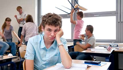 Blick in ein Klassenzimmer, wo es drunter und drüber geht Blick in ein Klassenzimmer, wo es drunter und drüber geht