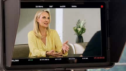 Blick auf TV-Monitor mit Journalistin Blick auf TV-Monitor mit Journalistin