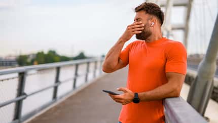 Kratzen im Hals. Sport bei Erkältung Kratzen im Hals. Sport bei Erkältung