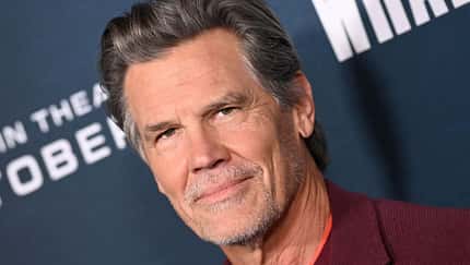 Josh Brolin lächelt in die Kamera auf der Premiere von "Whalefall"