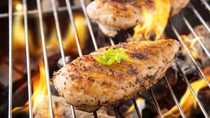 So wird Huhn schön saftig auf dem Grill