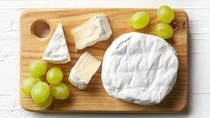 Camembert enthält neben Vitamin B12, auch reichlich Vitamin A und tierisches Eiweiß.