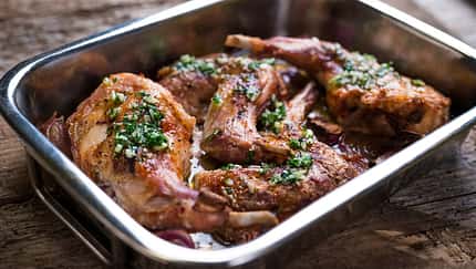 Zartes Kaninchenfleisch liefert neben reichlich Vitamin B12 noch jede Menge Protein