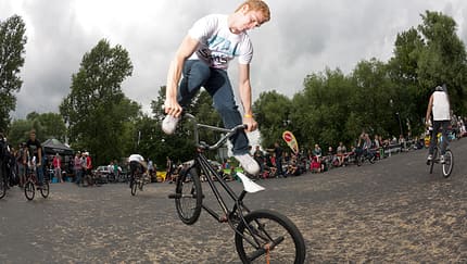 BMX Flatland: Die besten Tricks von Profifahrer Rayk Hahne