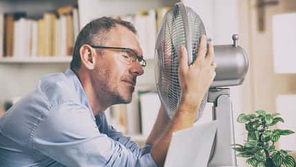 Ein Ventilator rettet dich vor der Hitze im Büro