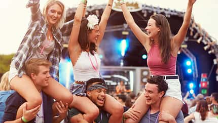 6 junge Menschen auf einem Festival