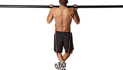 Mit Widerstandsbändern lernen Anfänger, Klimmzüge zu perfektionieren.