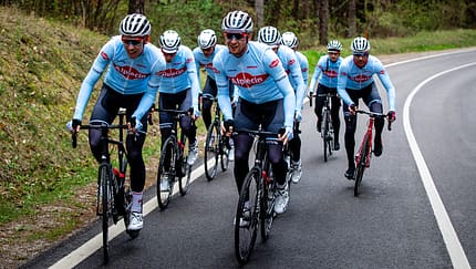 Im Wiegetritt kommen Sie mit dem Rennrad besser bergauf